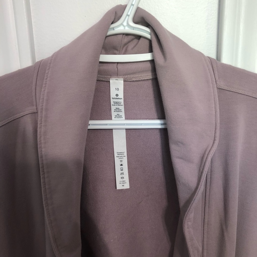 Lululemon Back In Action Wrap - Picture 5 of 11